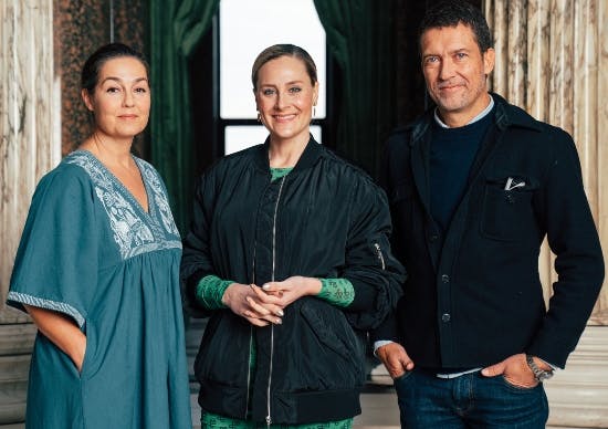 Vært Mette Bluhme Rieck og dommerne Pil Bredahl og Kasper Salto.