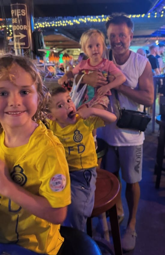 Dennis Knudsen på vej hjem med Lucas, Noah og Aura.