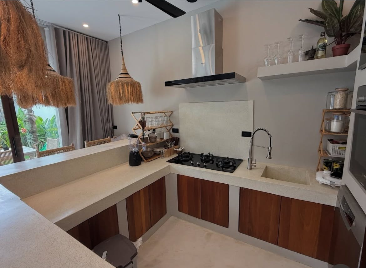 Køkkenet i Dennis Knudsens hus i Thailand.