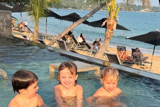 Dennis Knudsen tre børn på standen i Thailand.