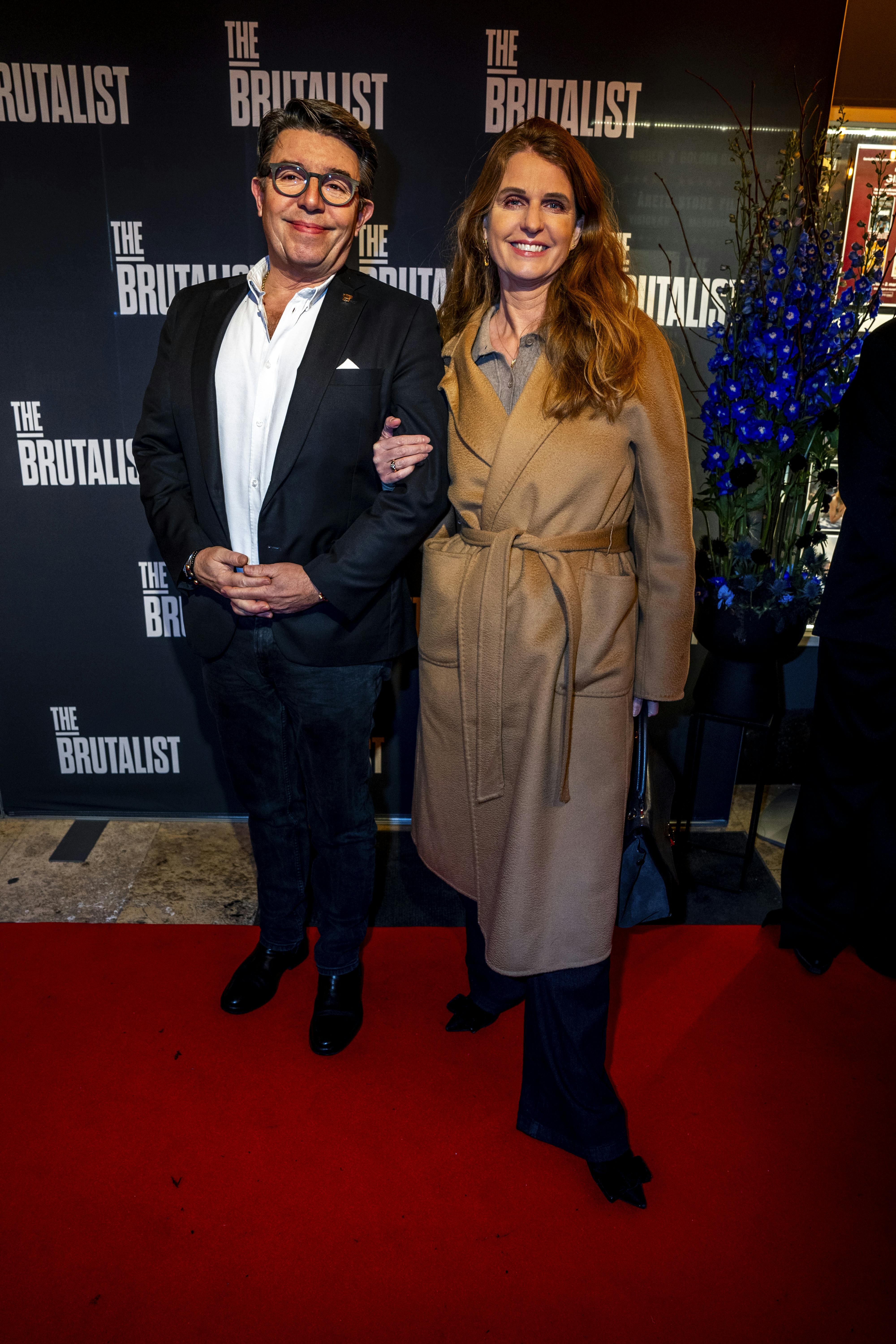 Oscar Siesbye med sin hustru, Britt til gallapremiere på "The Brutalist" onsdag aften.