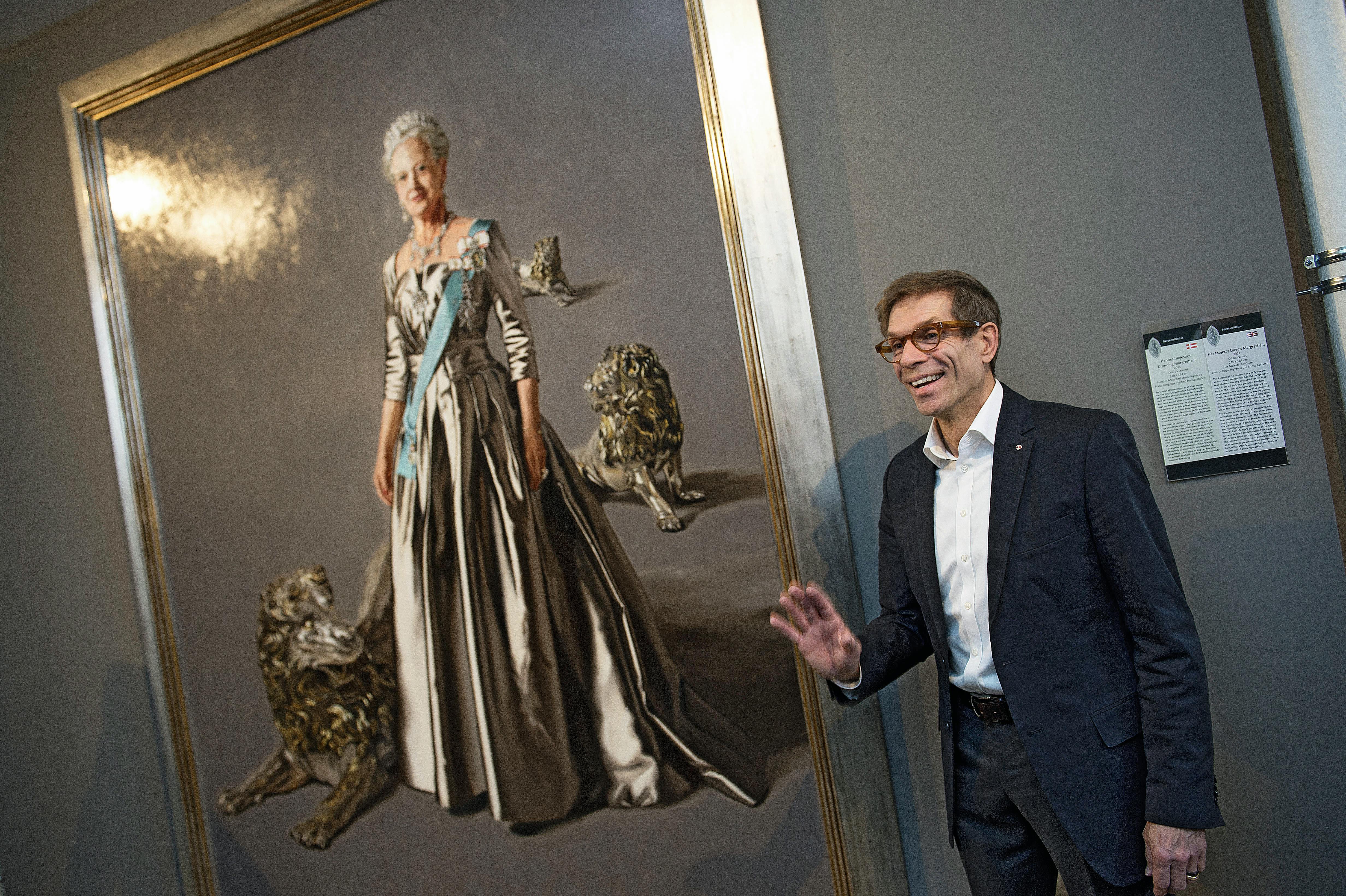Kunstmaler Mikael Melbye foran sit maleri af dronning Margrethe til en fernisering på udstillingen "Sjælebilleder" på Børglum Kloster i 2016.