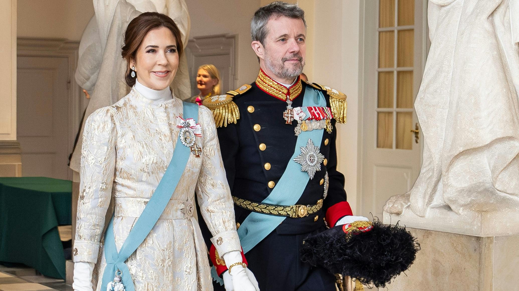 Dronning Mary og kong Frederik i Drabantsalen på Christiansborg Slot.