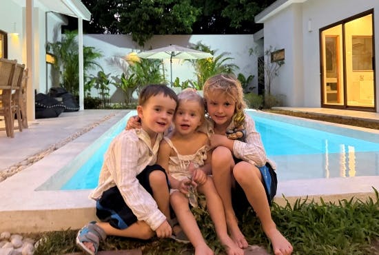 Dennis Knudsens børn i paradiset i Thailand.