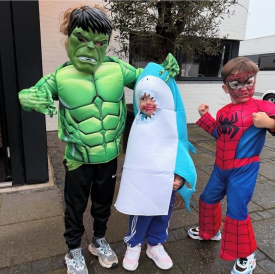 Lucas som Hulk, Aura som Baby Shark og Noah som Spiderman.