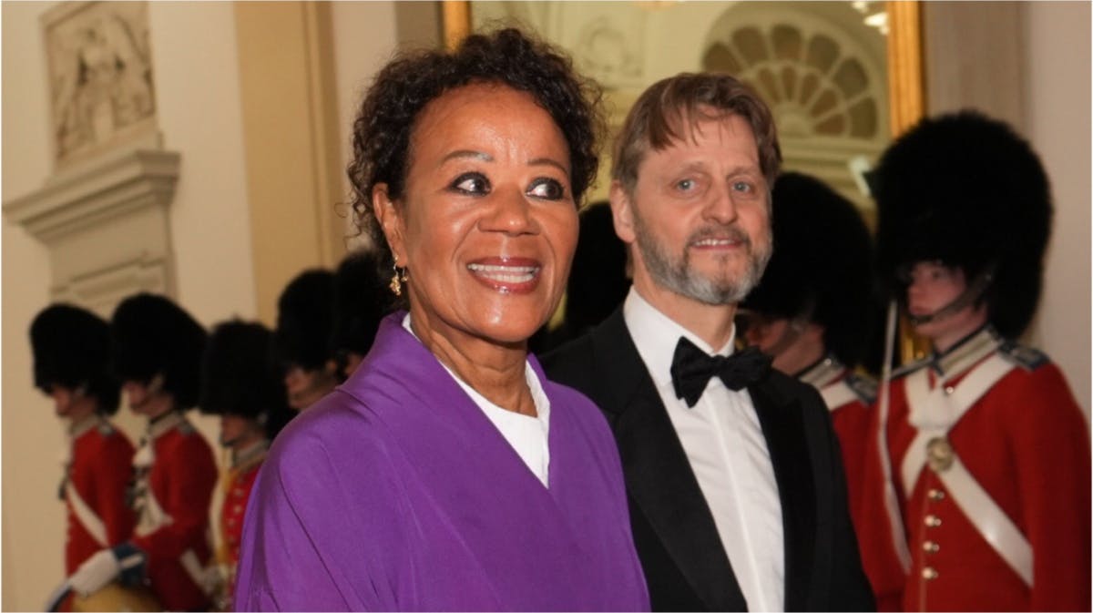 Hella Joof med sin mand, Henrik Jepsen.