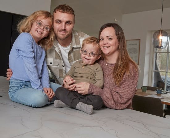 Nalina, far Kasper, Noor og mor Karina.