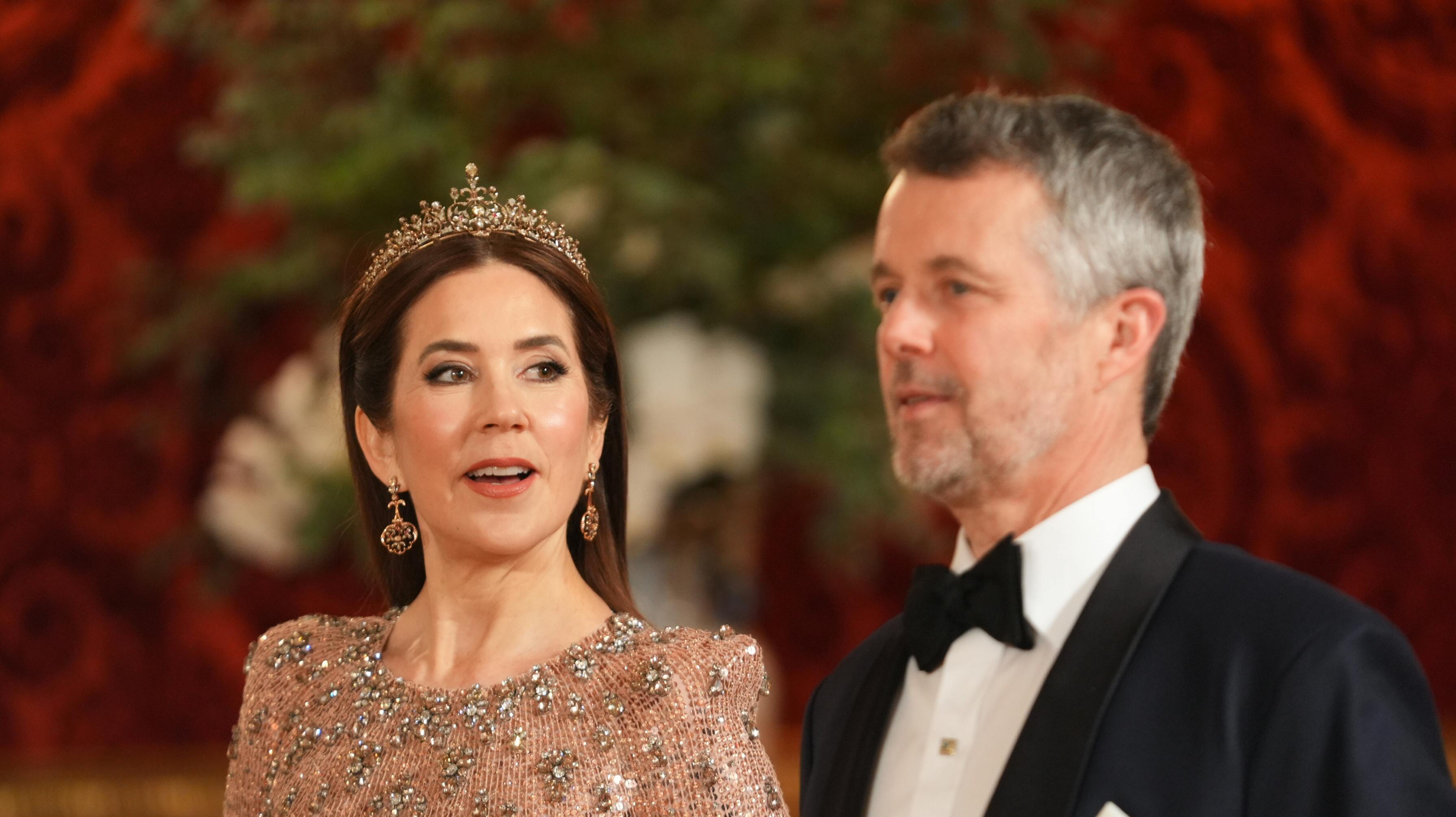 Dronning Mary og kong Frederik i tæt samspil i Fløjlsgemakket. 