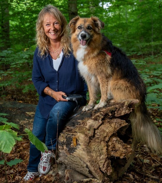 Puk Elgård med hunden Alba.