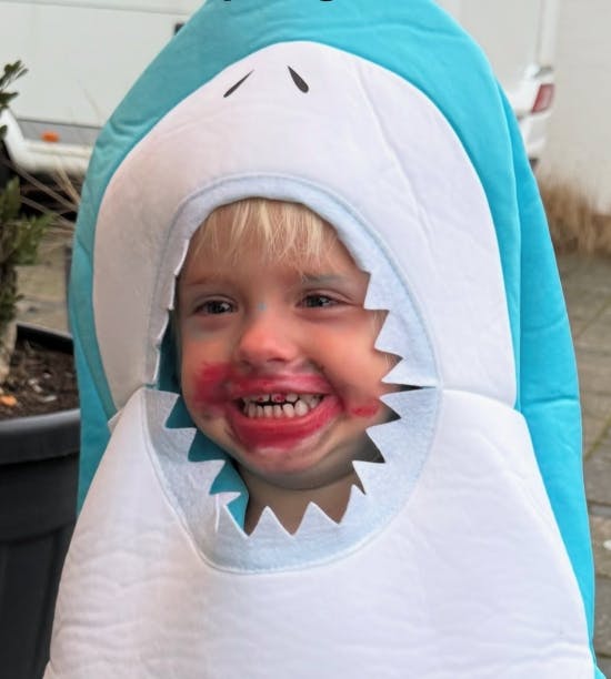 Aura klædt ud som haj.