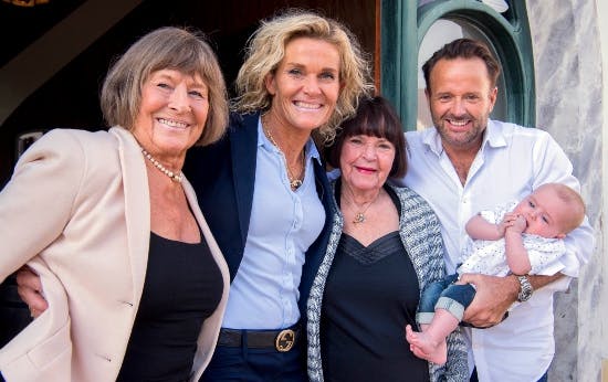 Fra venstre; Margot og Charlotte Bøving, Dennis Knudsens mor, Mona, og Dennis Knudsen med sønnen Lucas på armen.