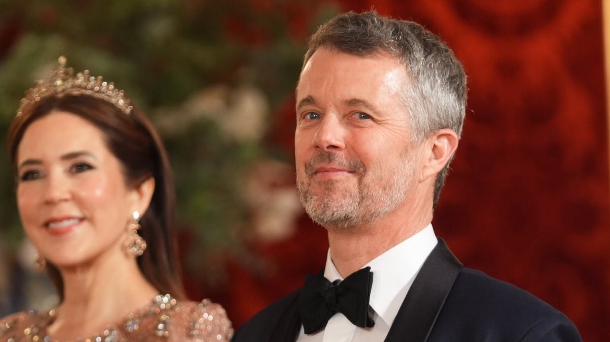 Kong Frederik havde tydeligvis en forrygende stund ved aftenselskabet - her med dronningen ved sin side. 