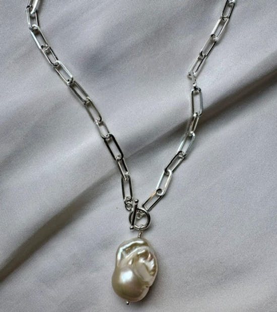 Halskæde skabt af Claudia Rex.