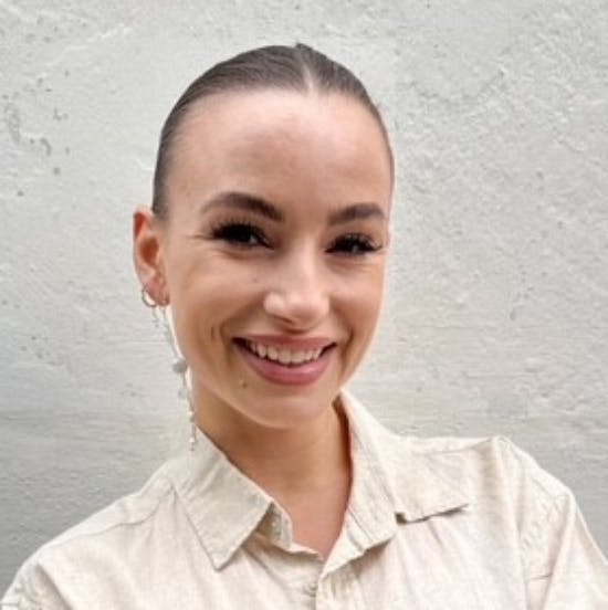 Claudia Rex med øreringe i eget design.