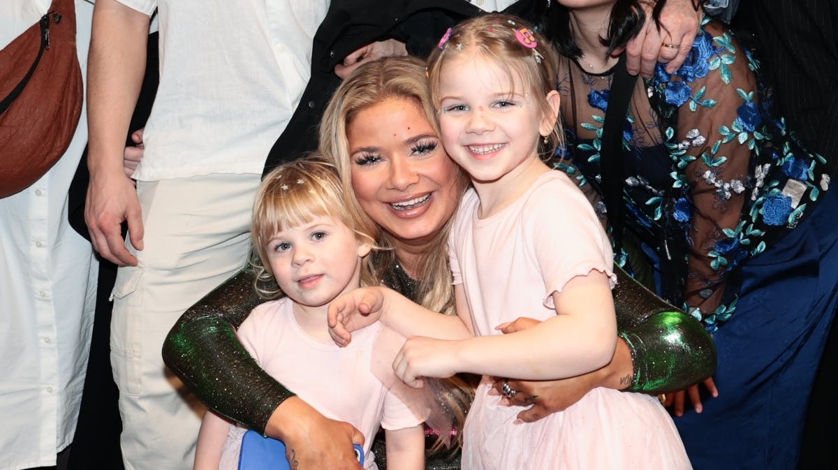 Sissal med sine døtre. 