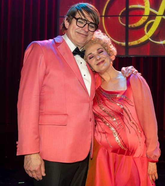 Niels Olsen og Tammi Øst som Dough og Shirley Hastings.