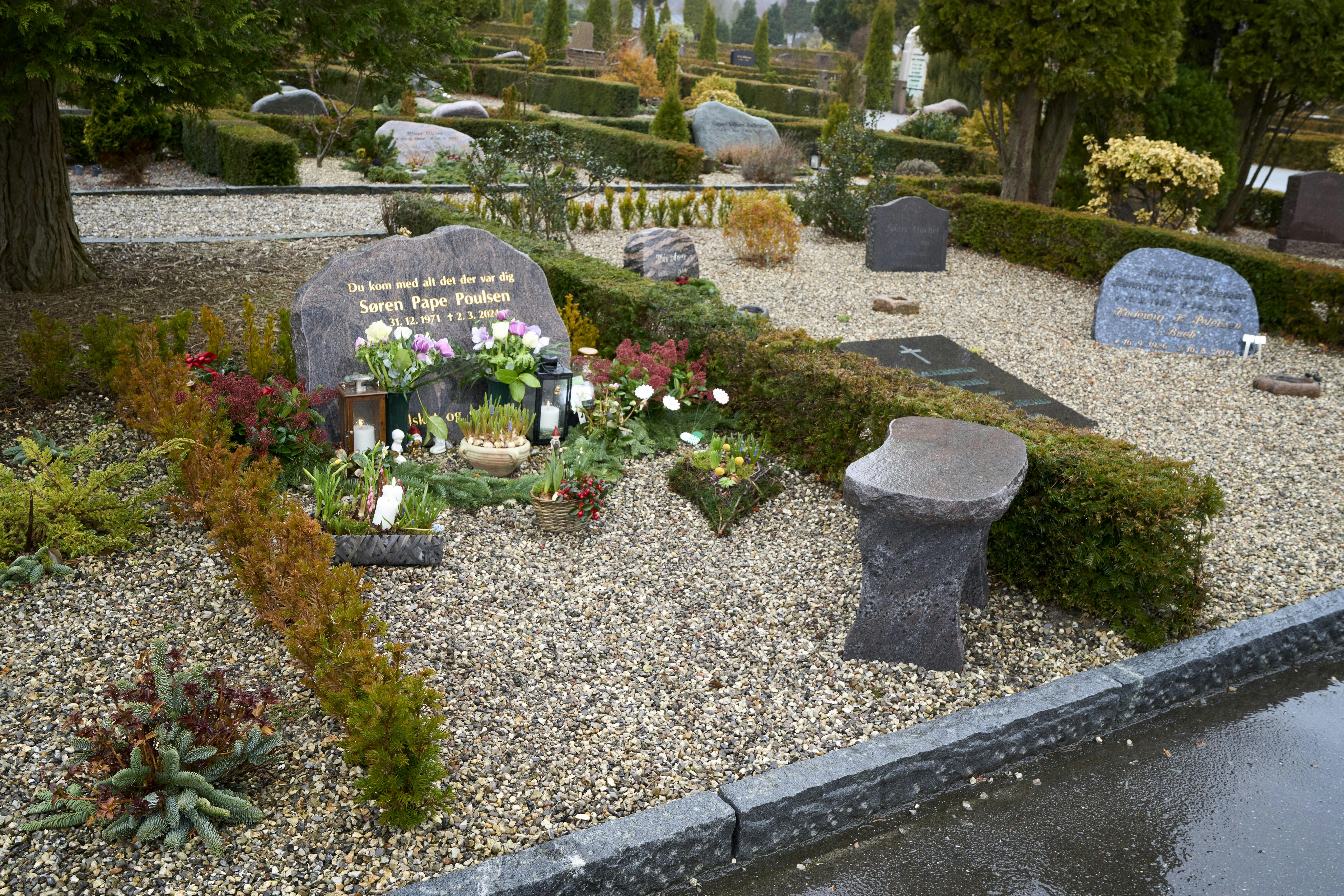 Søren Pape Poulsens gravsted med bænk ved Bjerringbro Kirke.