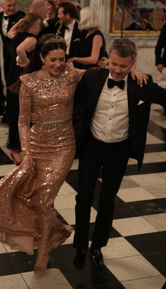 Kong Frederik og dronning Mary danser lancier.