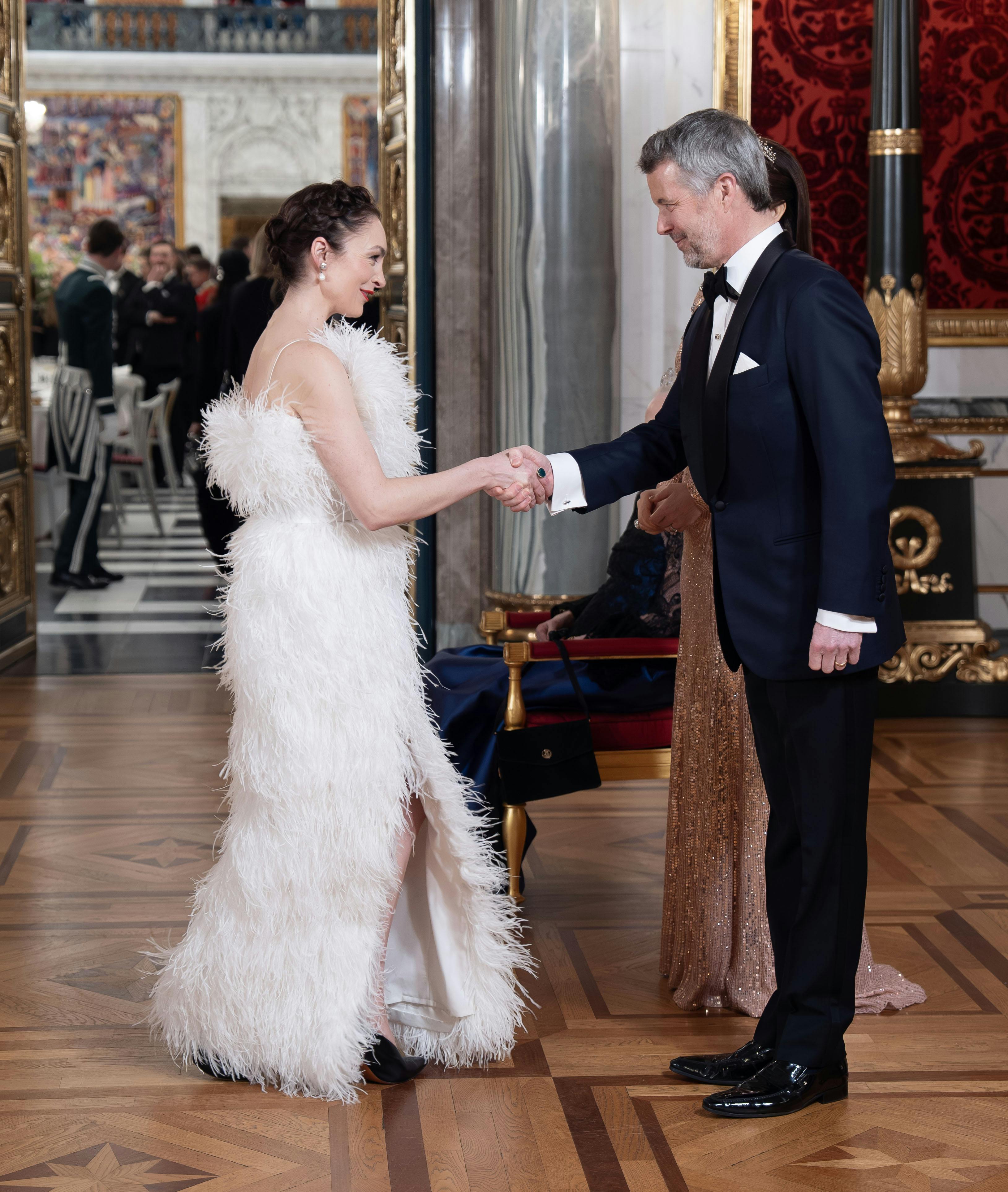 Amy Watson hilste først på kong Frederik og dronning Mary, inden hun til deres begge store glæde hilste på dronning Margrethe.