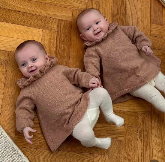 Tvillingerne Emma og Nora.