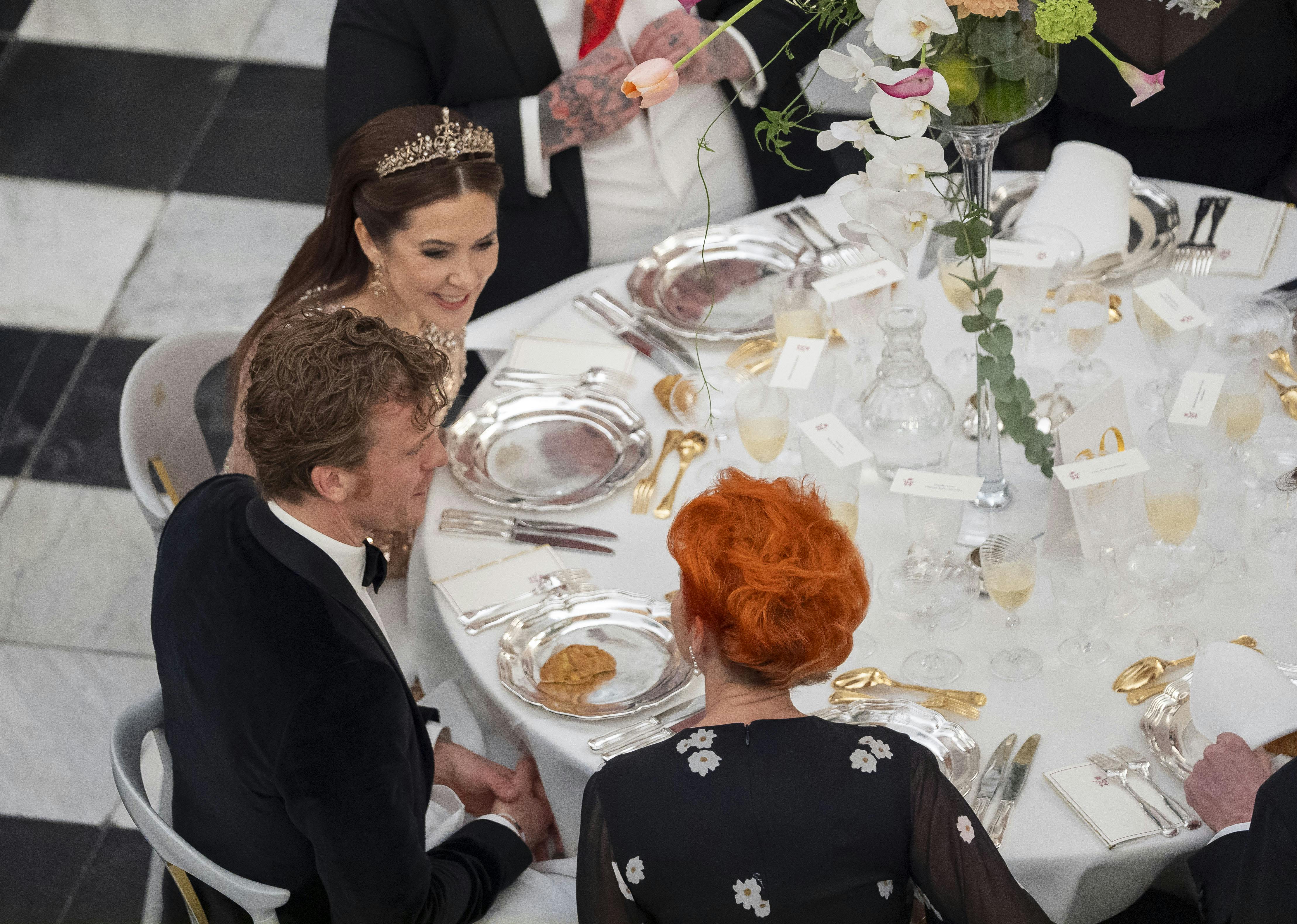 Morten Hee Andersen havde æren af at sidde ved siden af dronning Mary.