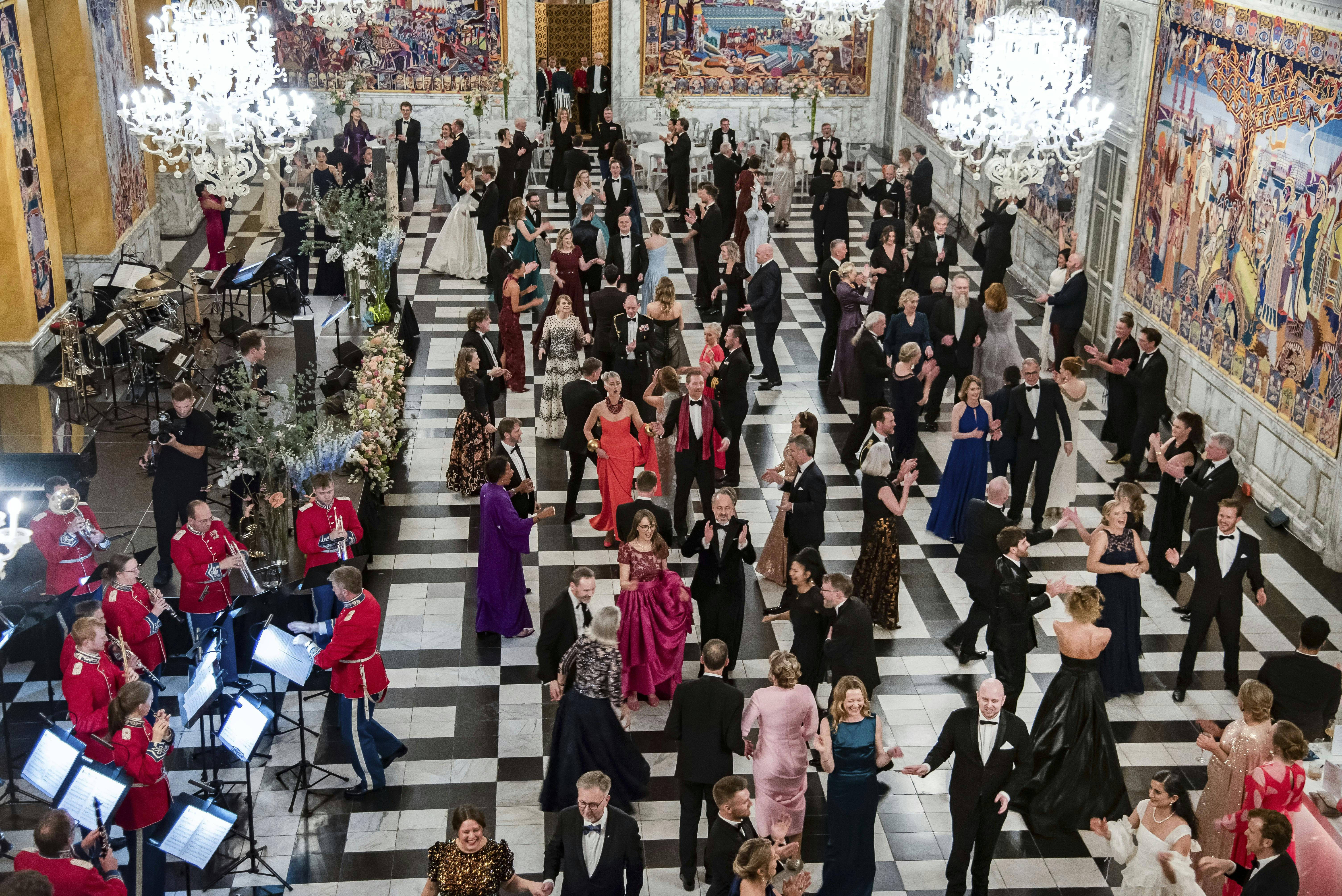 NYREDIGEREDEBillede fra kongehuset fra kongeparrets aftenselskab for kunst og kultur på Christiansborg Slot den 28. februar 2025Fra lanciers dans i riddersalen efter middagen