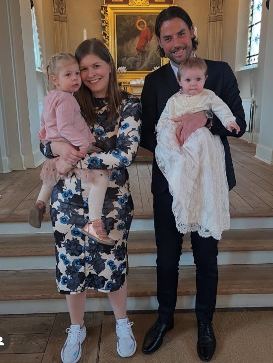 Lotte Friis med datteren Andrea på armen og Christoffer Schnack Ringø med dåbsbarnet Aurora.