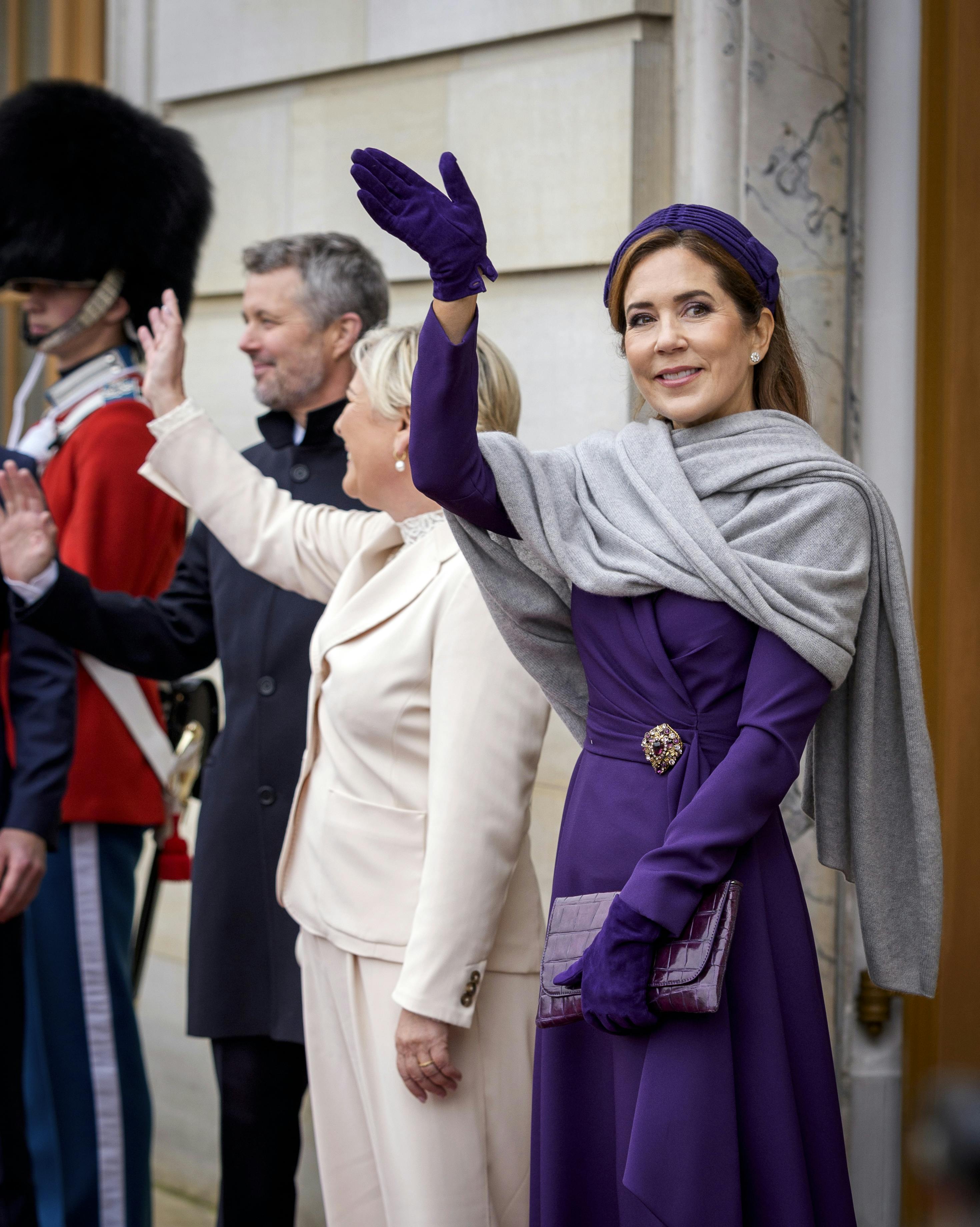 Dronning Mary med brochen til det islandske statsbesøg i oktober. 