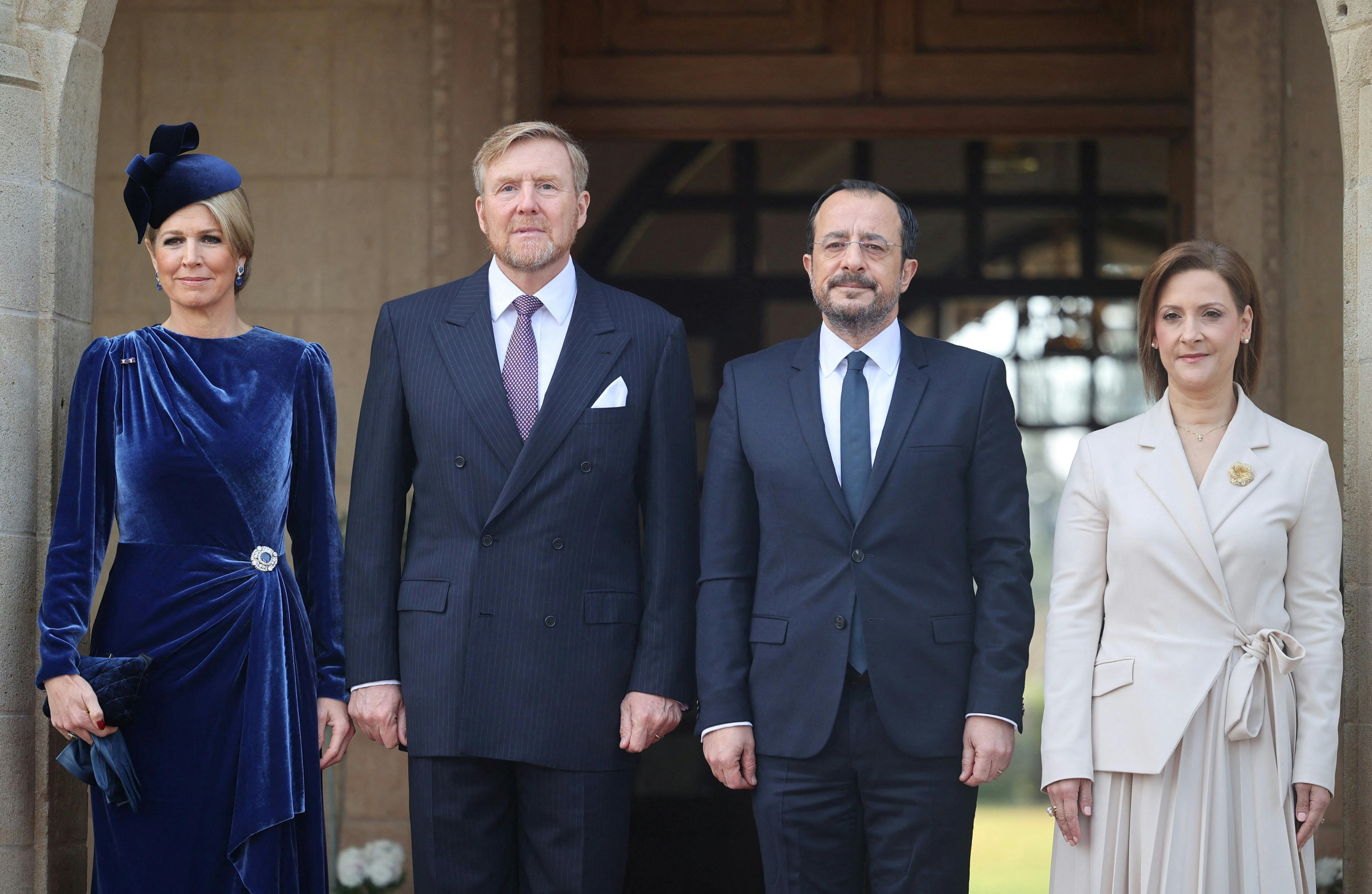 Cyperns præsident Nikos Christodoulides, hans hustru Philippa Karsera, byder Hollands kong Willem Alexander og dronning Maxima velkommen.
