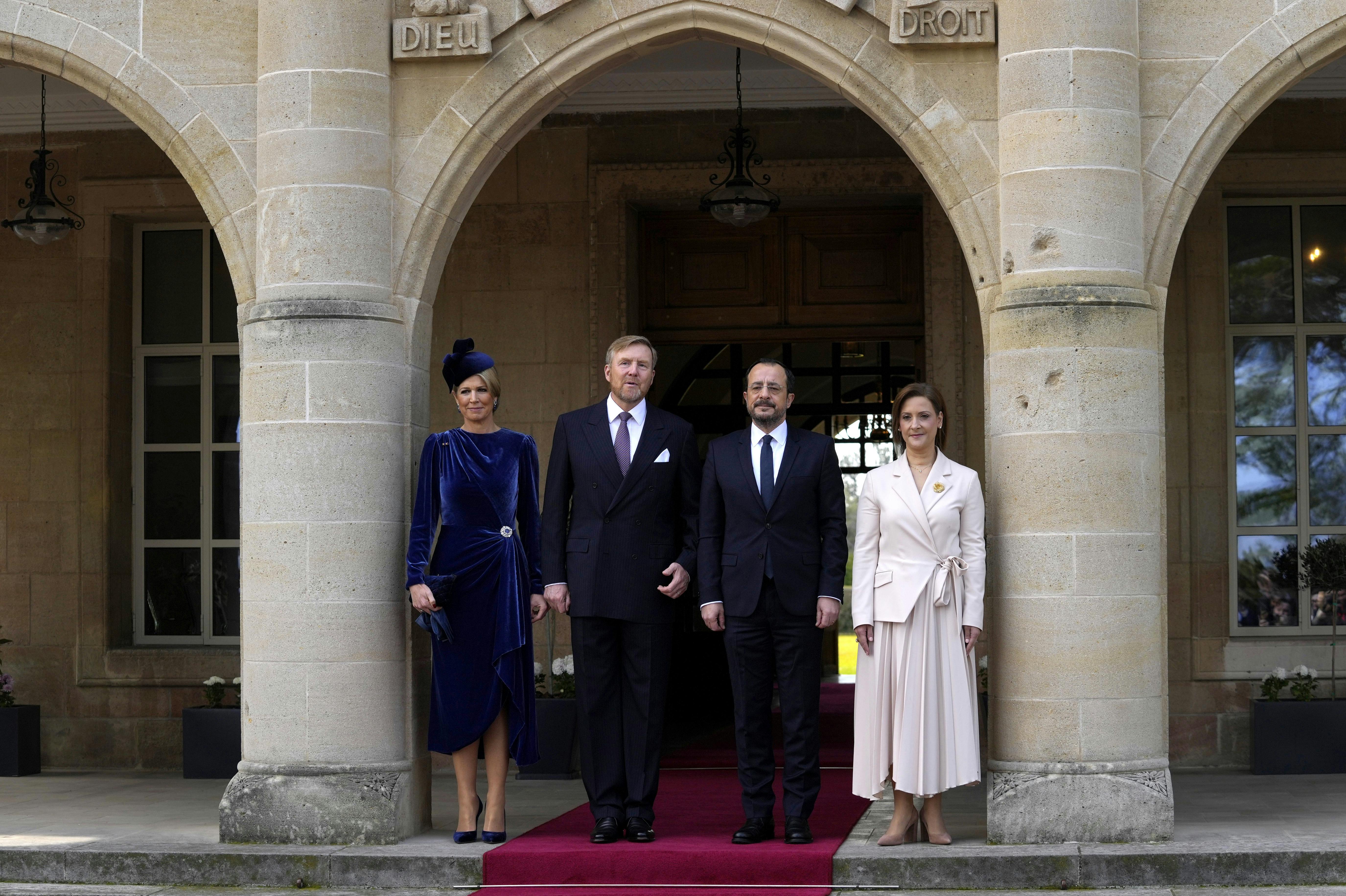 Cyperns præsident Nikos Christodoulides, hans hustru Philippa Karsera, byder Hollands kong Willem Alexander og dronning Maxima velkommen.