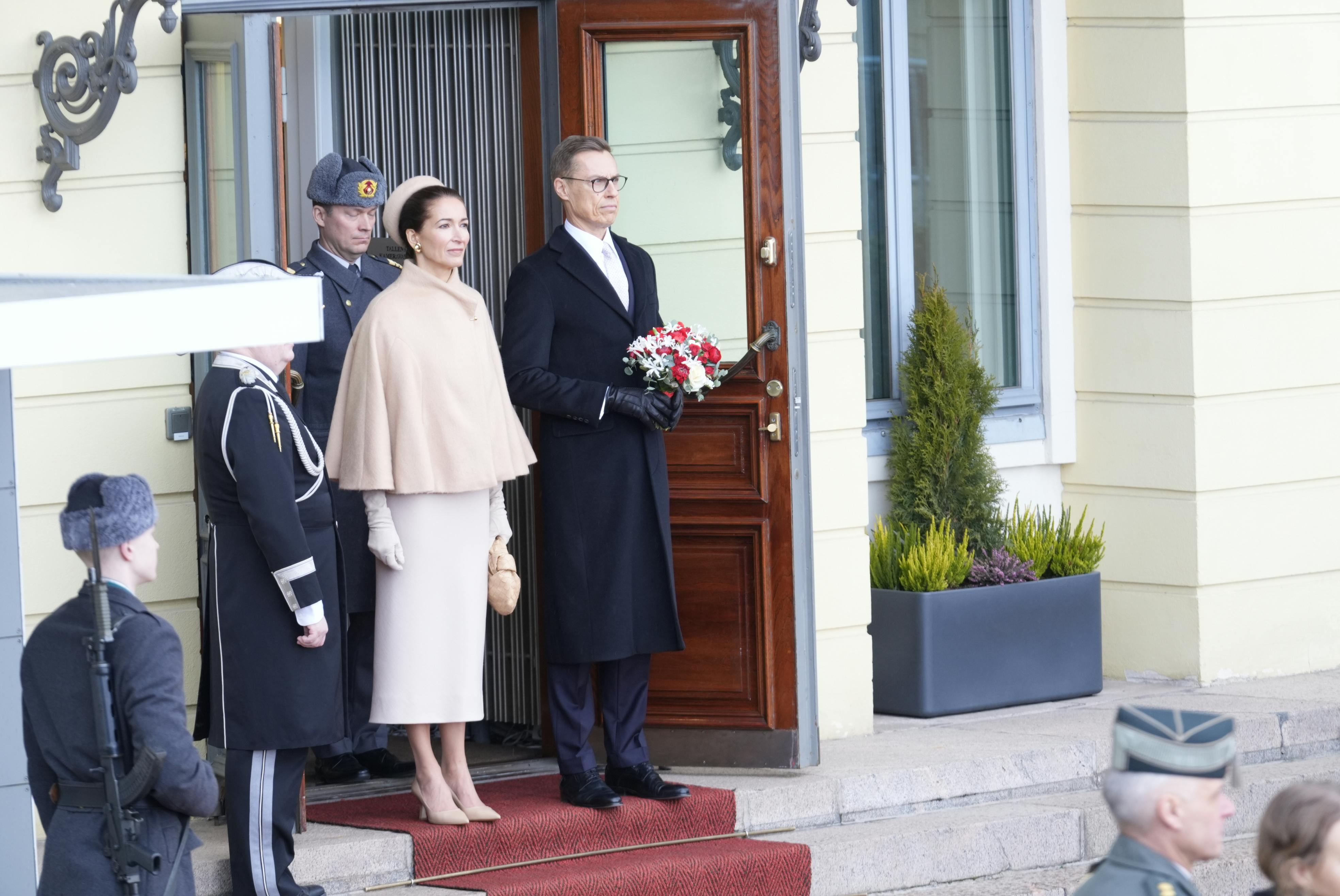 Finlands præsident Alexander Stubb stod klar med blomsterne i de danske farver.