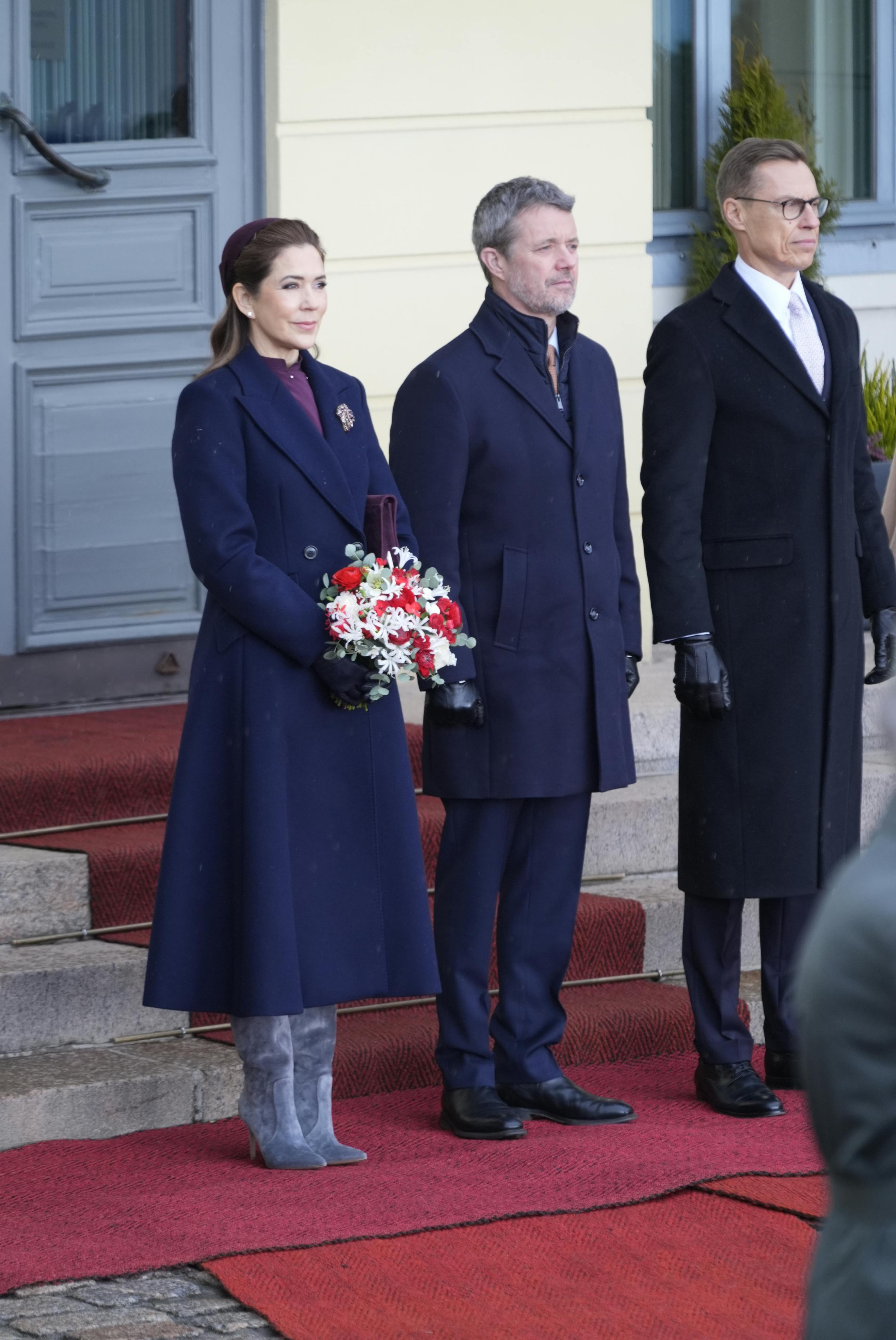 Dronning Mary modtog de smukke blomster. 