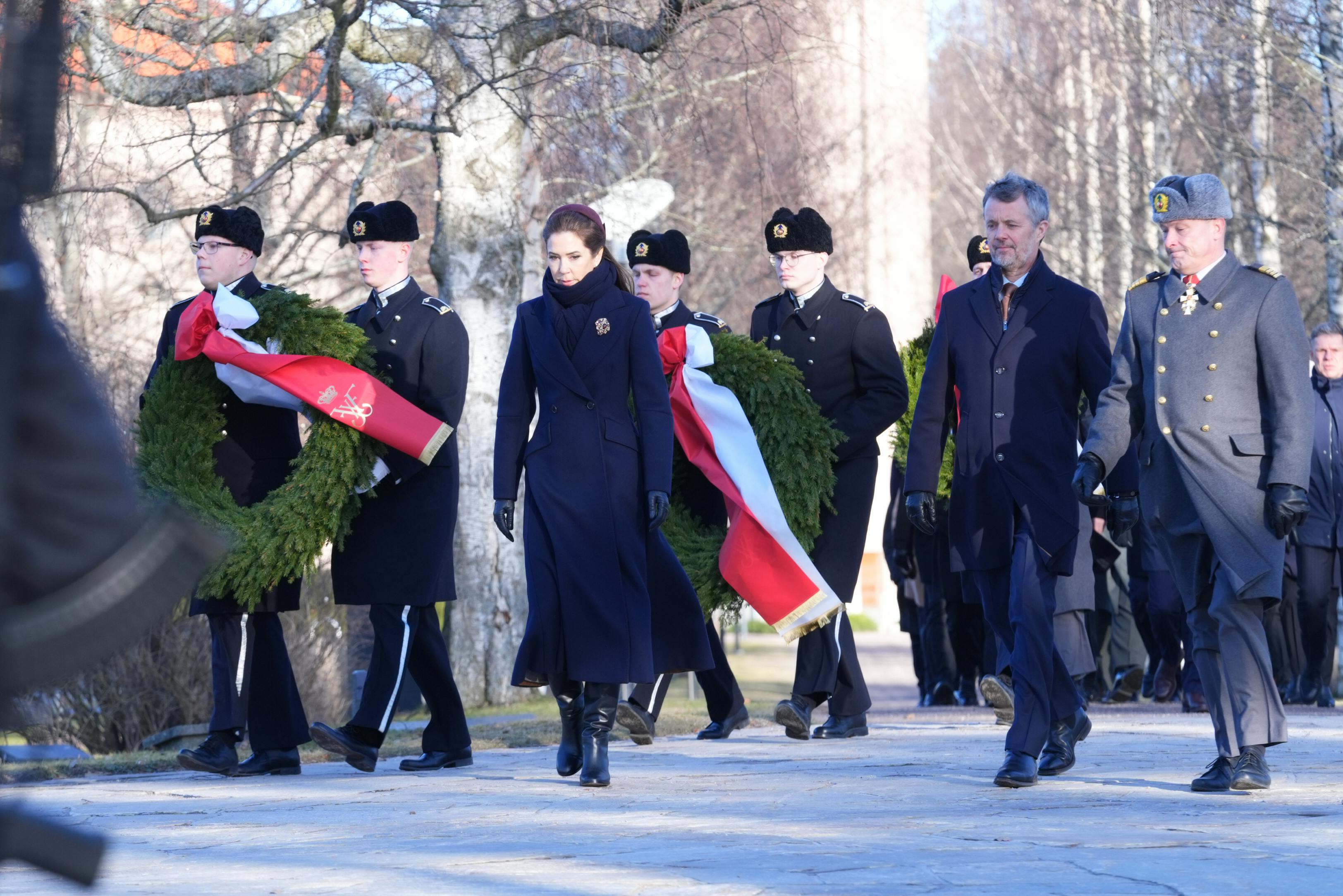 Dronning Mary og kong Frederik ankommer til kirkegården.