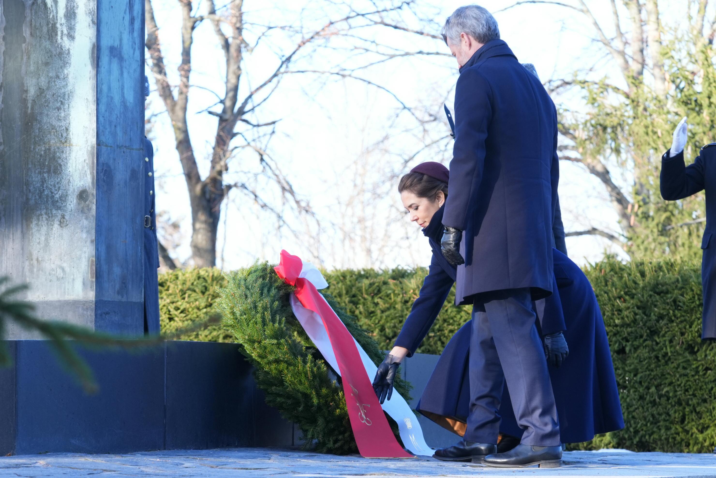 Dronning Mary og kong Frederik på kirkegården.