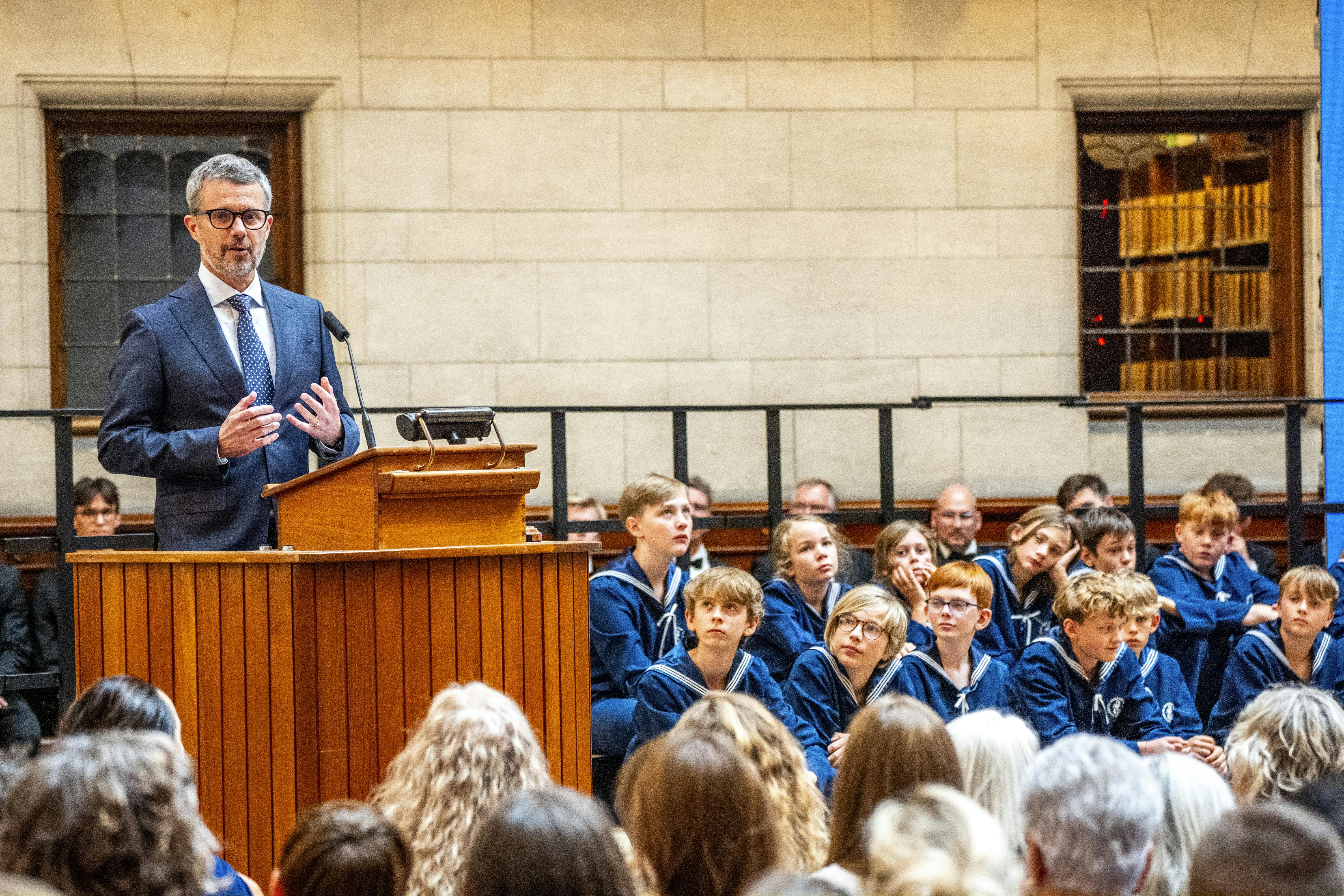Kong Frederik holdt tale til jubilæet.