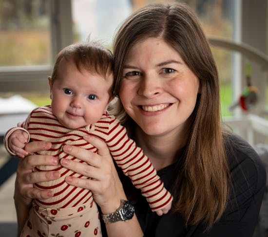 Lotte Friis med datteren Aurora.