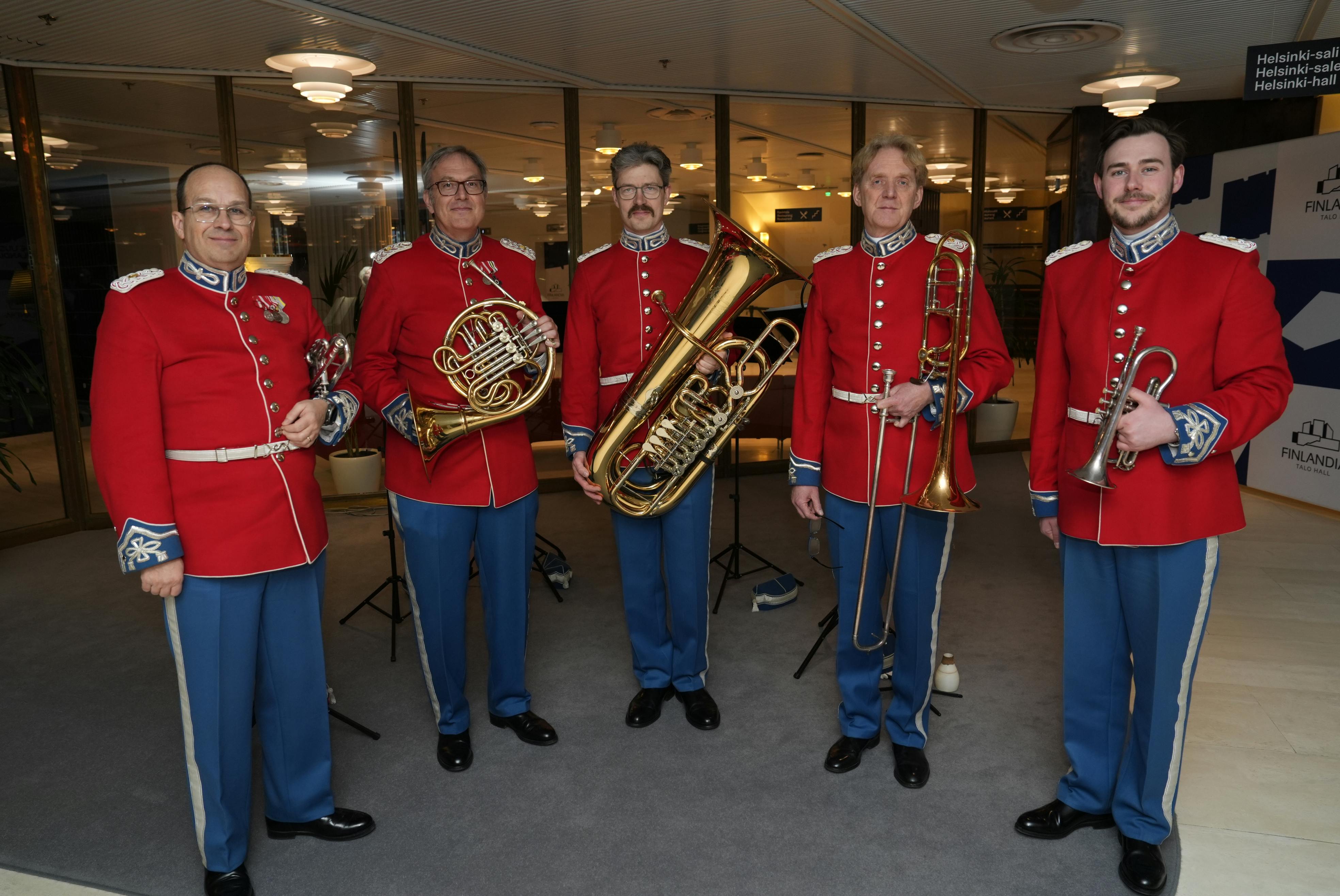 Den Kongelige Livgardes Messingensemble – fra venstre Lars Uhrenfeldt, Martin Cholewa, Christian Bay, Martin Cholewa og Kristian Noe.