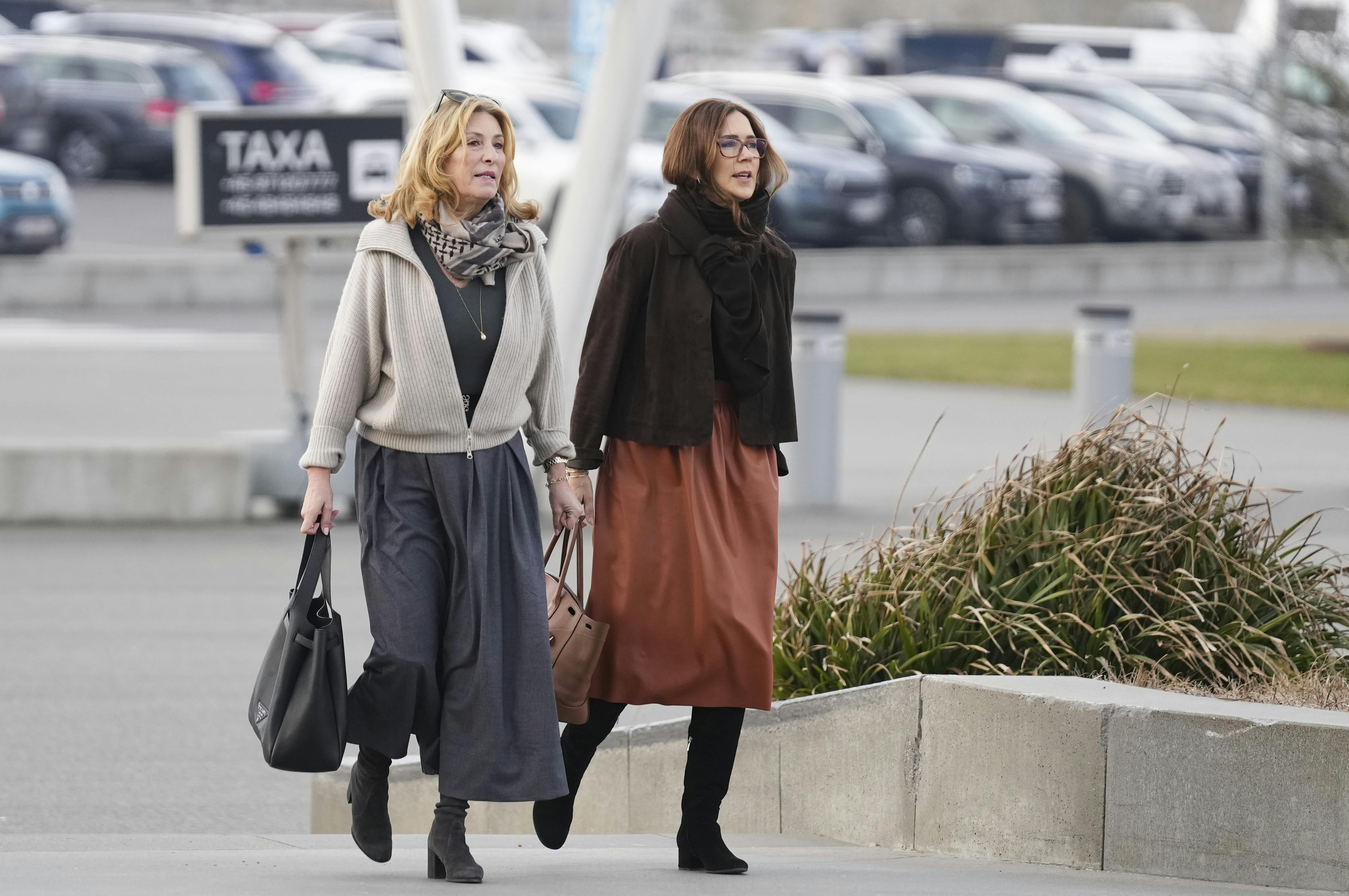 Dronning Mary ankommer med Helle Trolle.