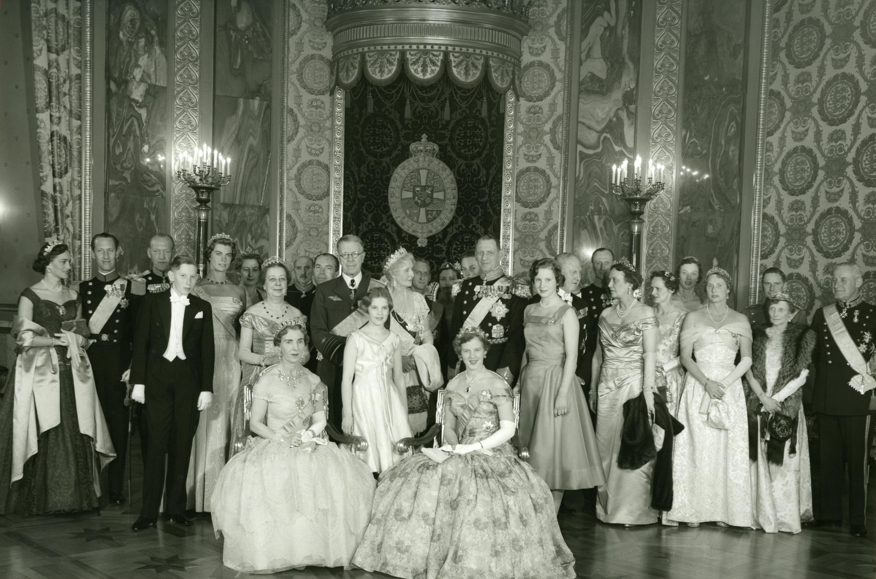 Tronfølger Margrethe fejrer sin 18-års fødselsdag den 16. april 1958. Officielt billede blandt andet sammen med kong Gustav VI af Sverige.