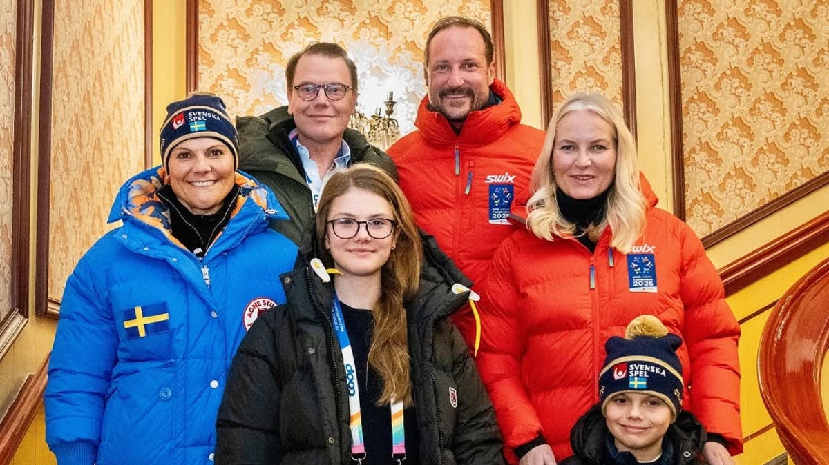 Kronprinsesse Victoria og prins Daniel samt deres børn, Estelle og Oscar, hygger sig med kronprins Haakon og kronprinsesse Mette-Marit ved VM.
