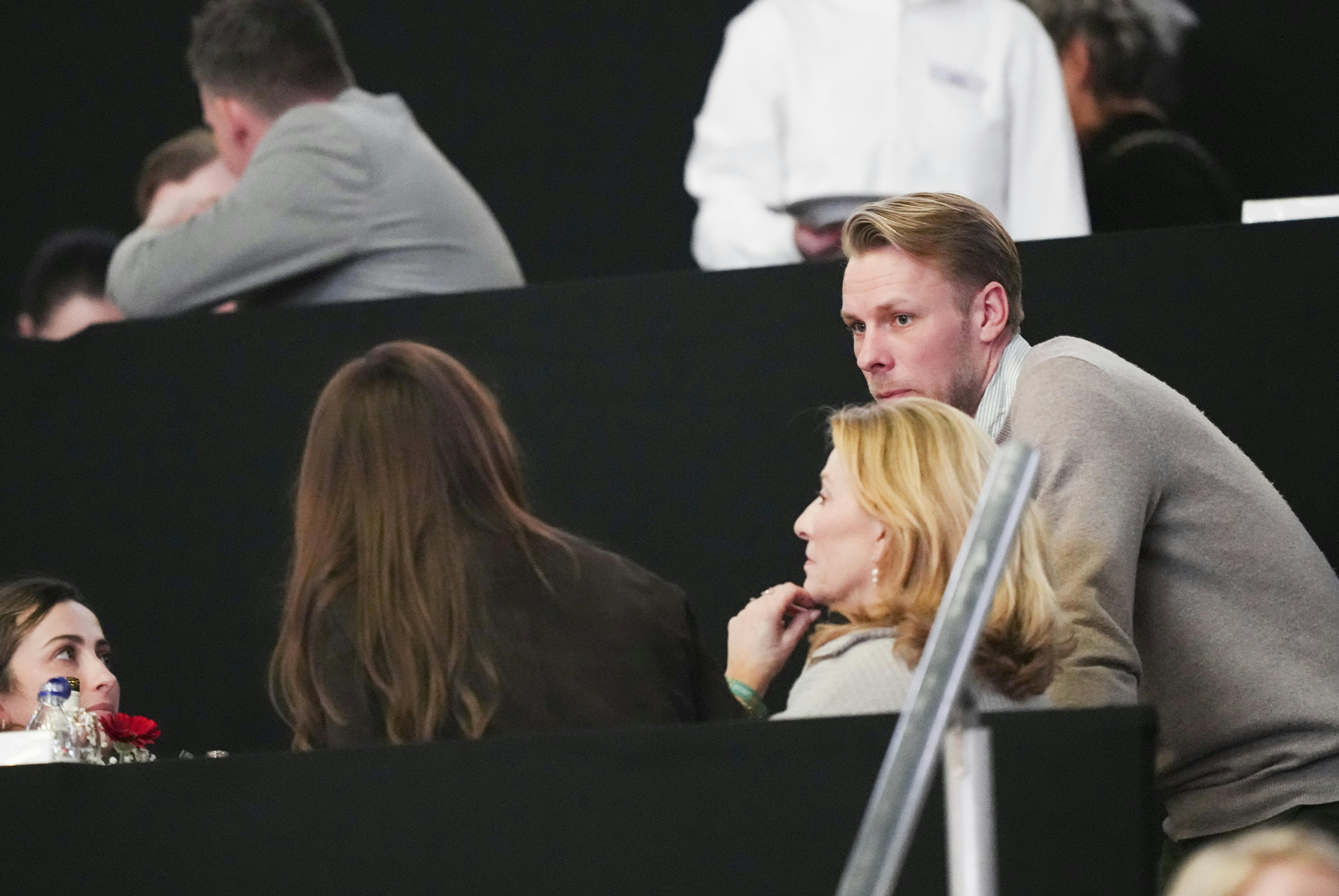 Daniel Bachmann snakker med dronning Mary.