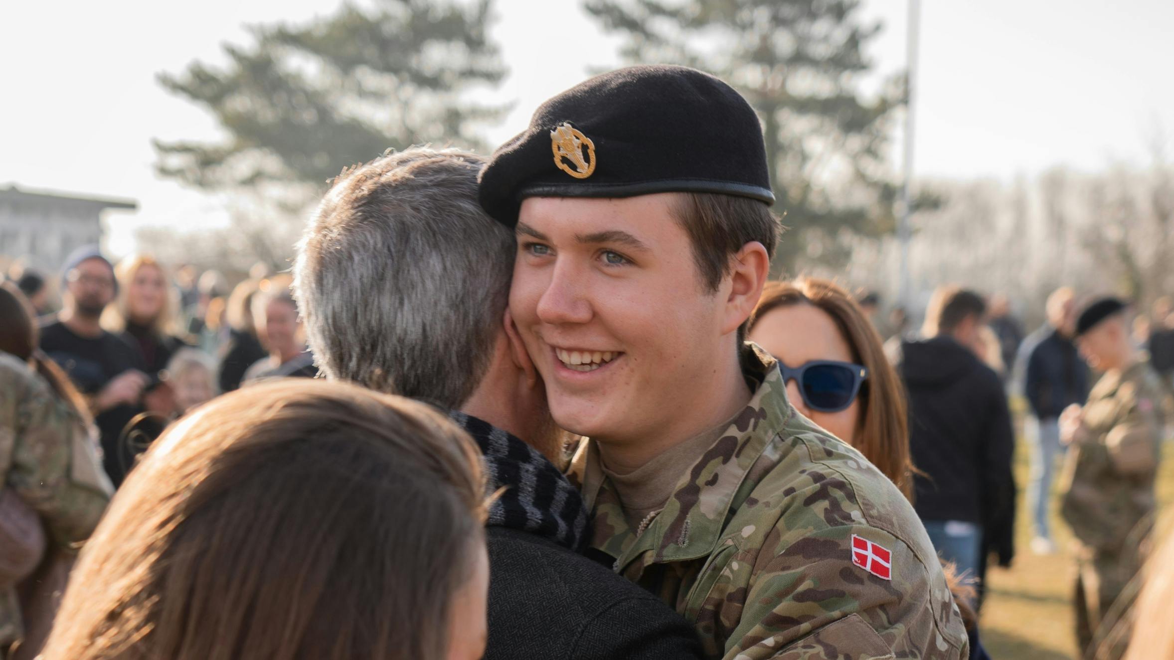 Kronprins Christian krammer kong Frederik.