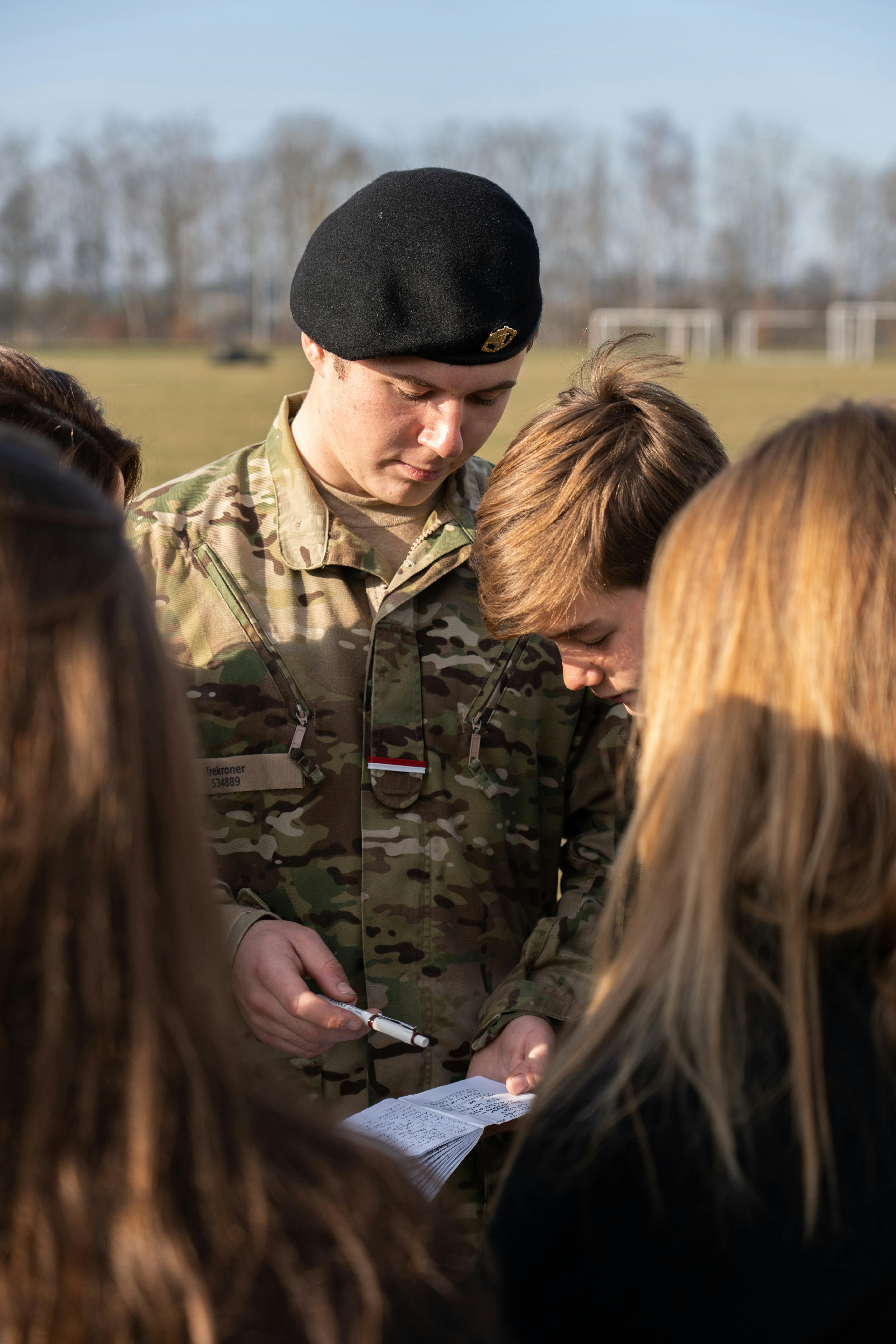 Kronprins Christian viser sine noter frem for familien.
