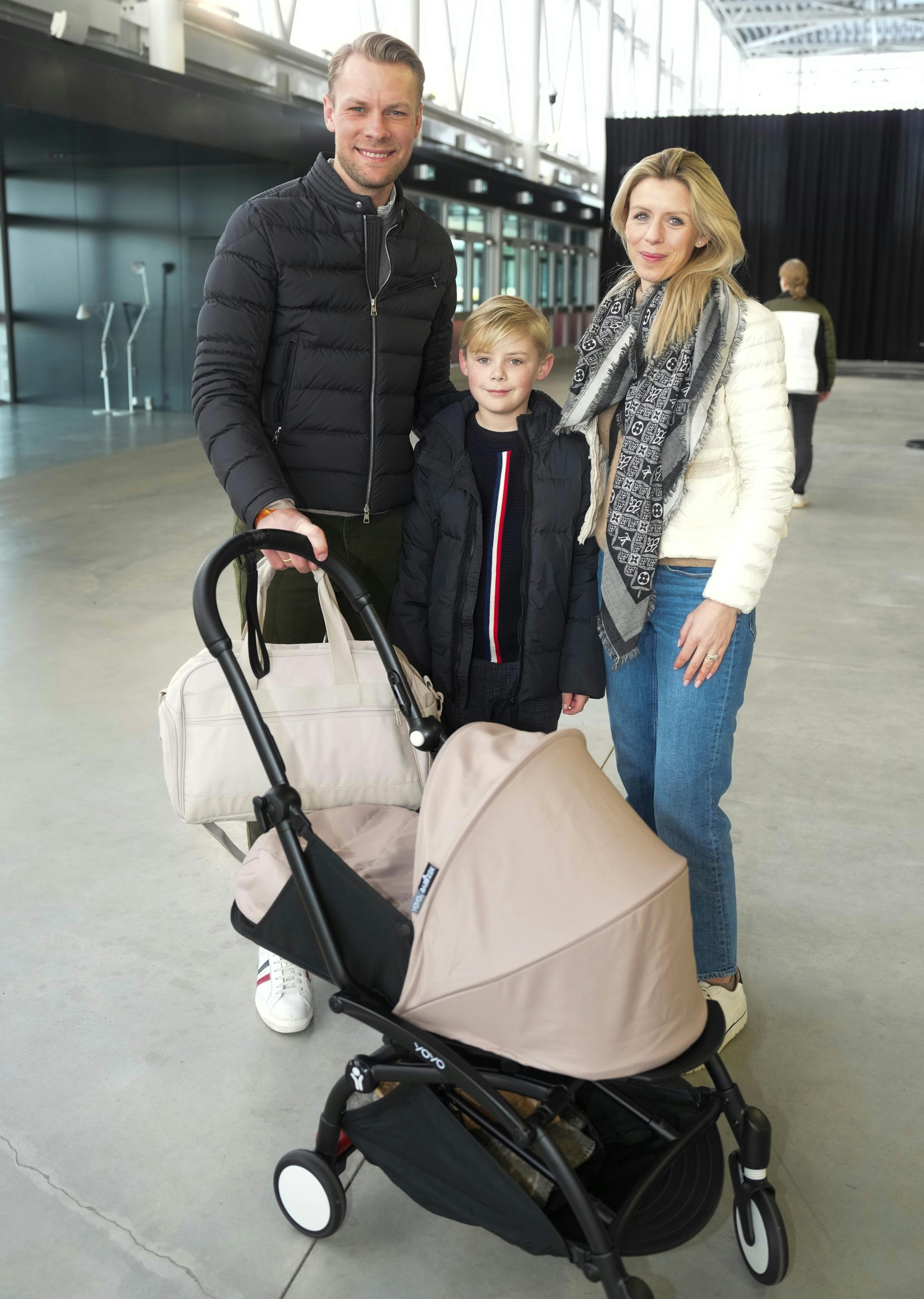 Daniel Bachmann med hustruen Tiril, datteren Filippa på 12 og den lille Isabella i vognen.