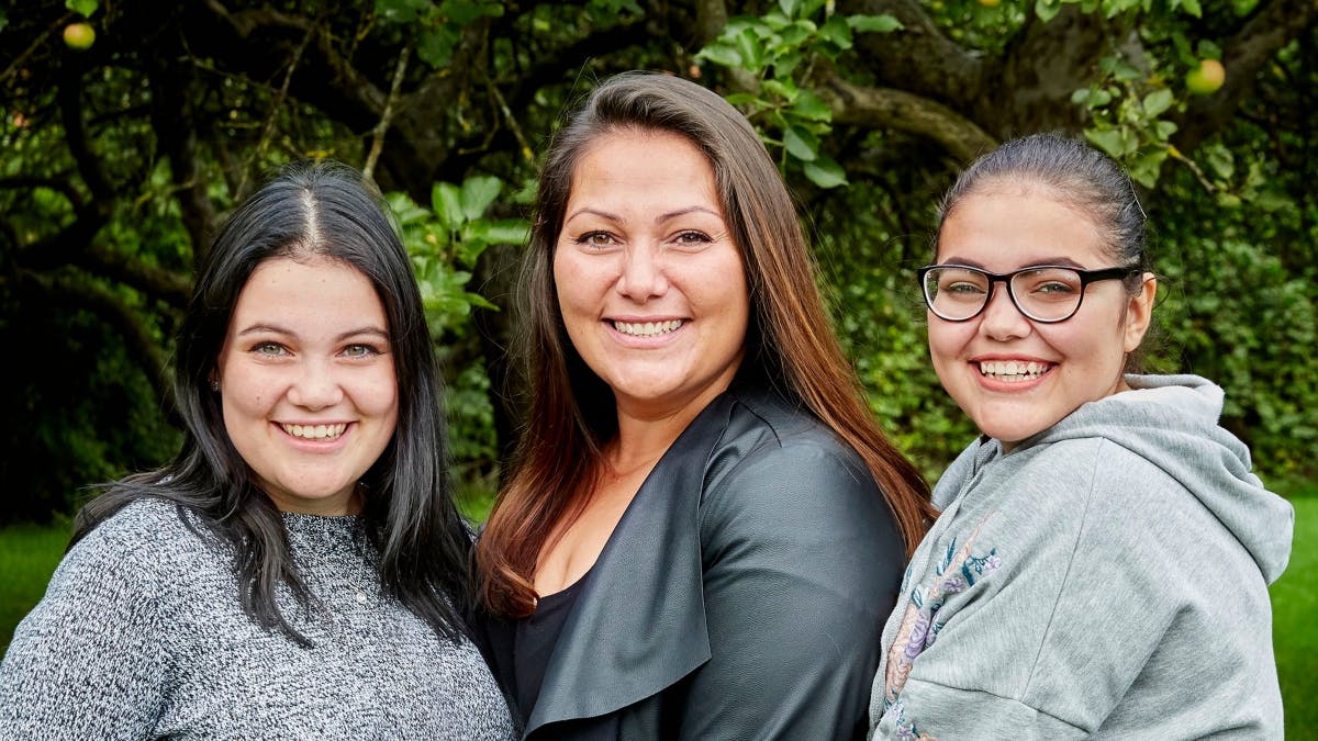 Christina Siguenza med sine to døtre, Stephanie og Isabella.