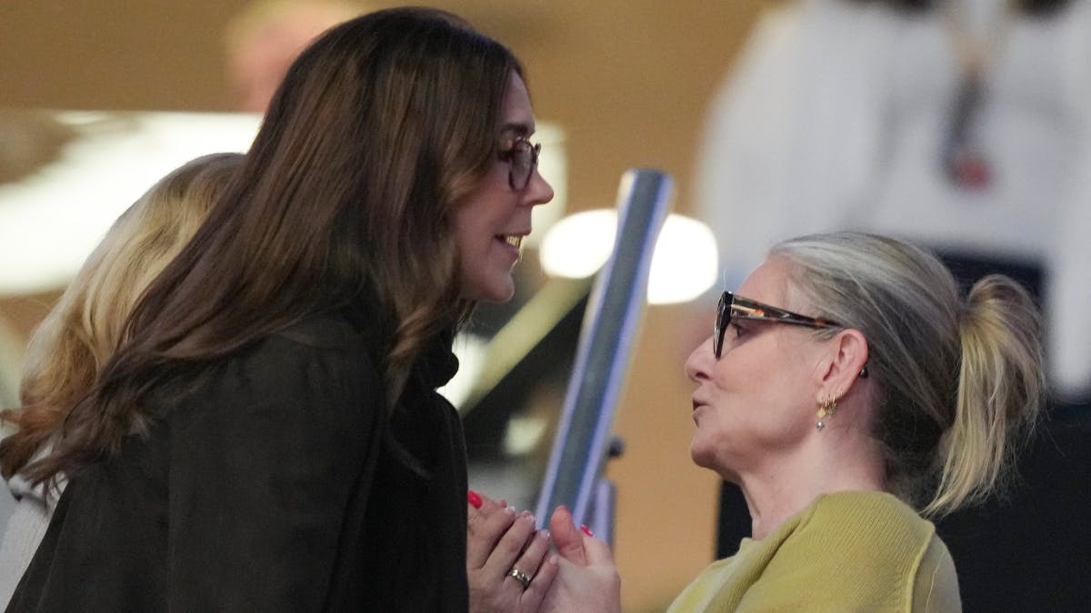 Dronning Mary sammen med Annemette Islin Øvlisen fredag ved hingstekåringen i Herning.&nbsp;