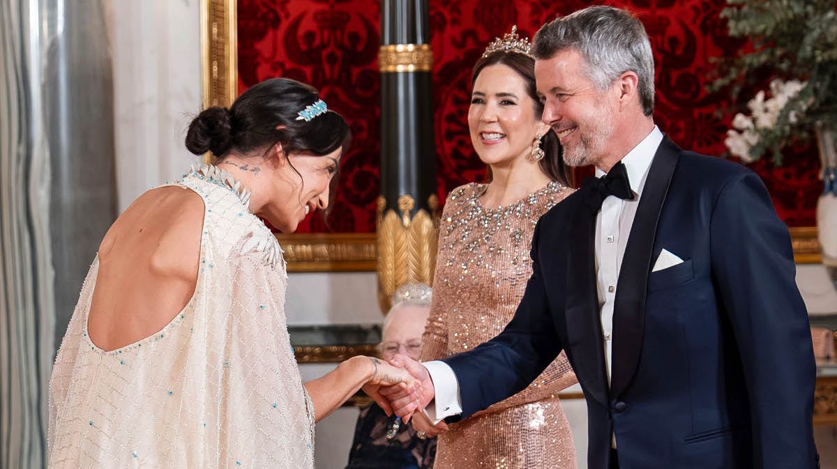 Kong Frederik og dronning Mary hilser på Medina til kunstnerballet.