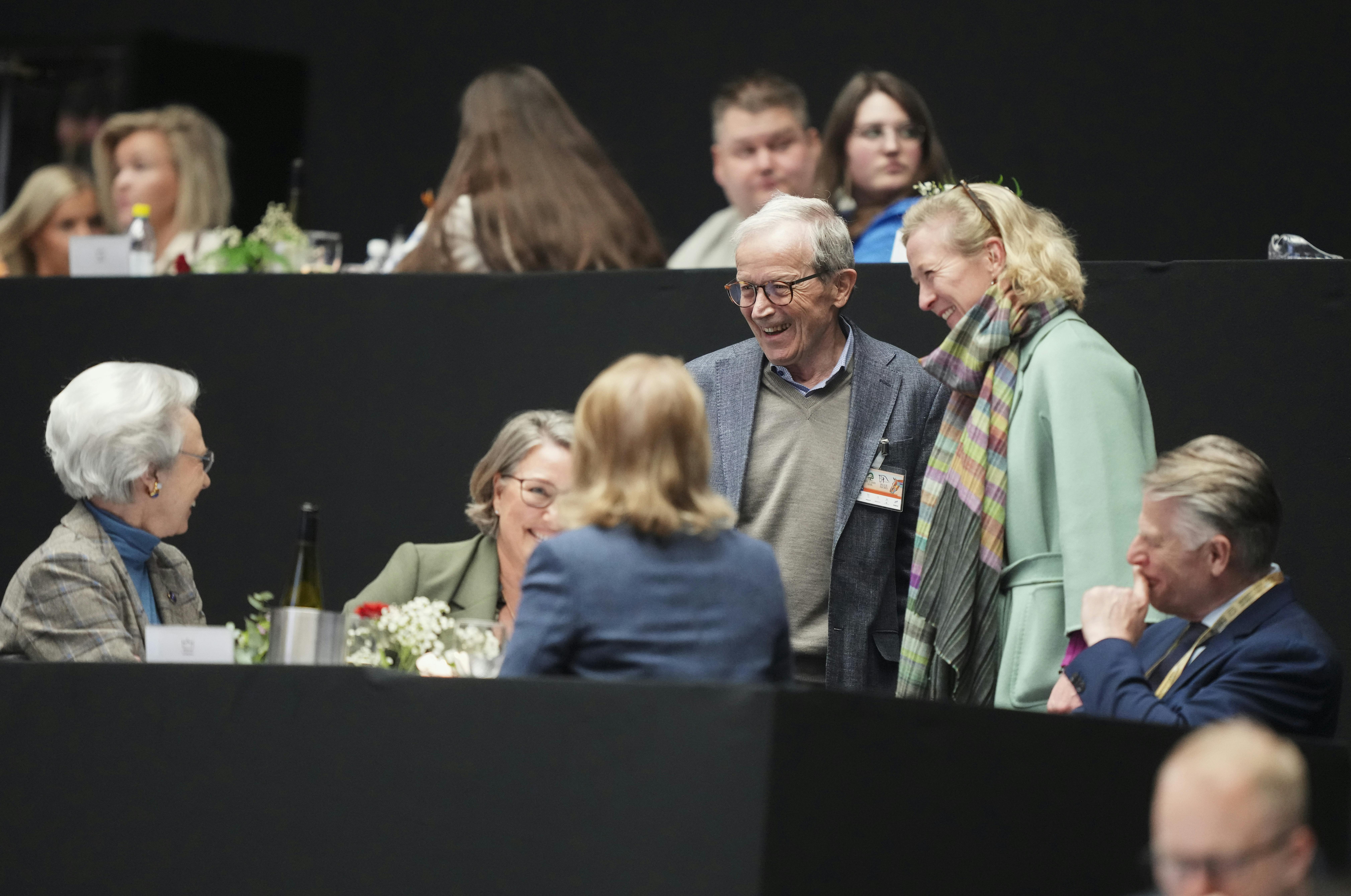 Ved Dansk Varmblods Hingstekåring 2025 hilste Kjeld Kirk Kristiansen på prinsesse Benedikte og prinsesse Nathalie.