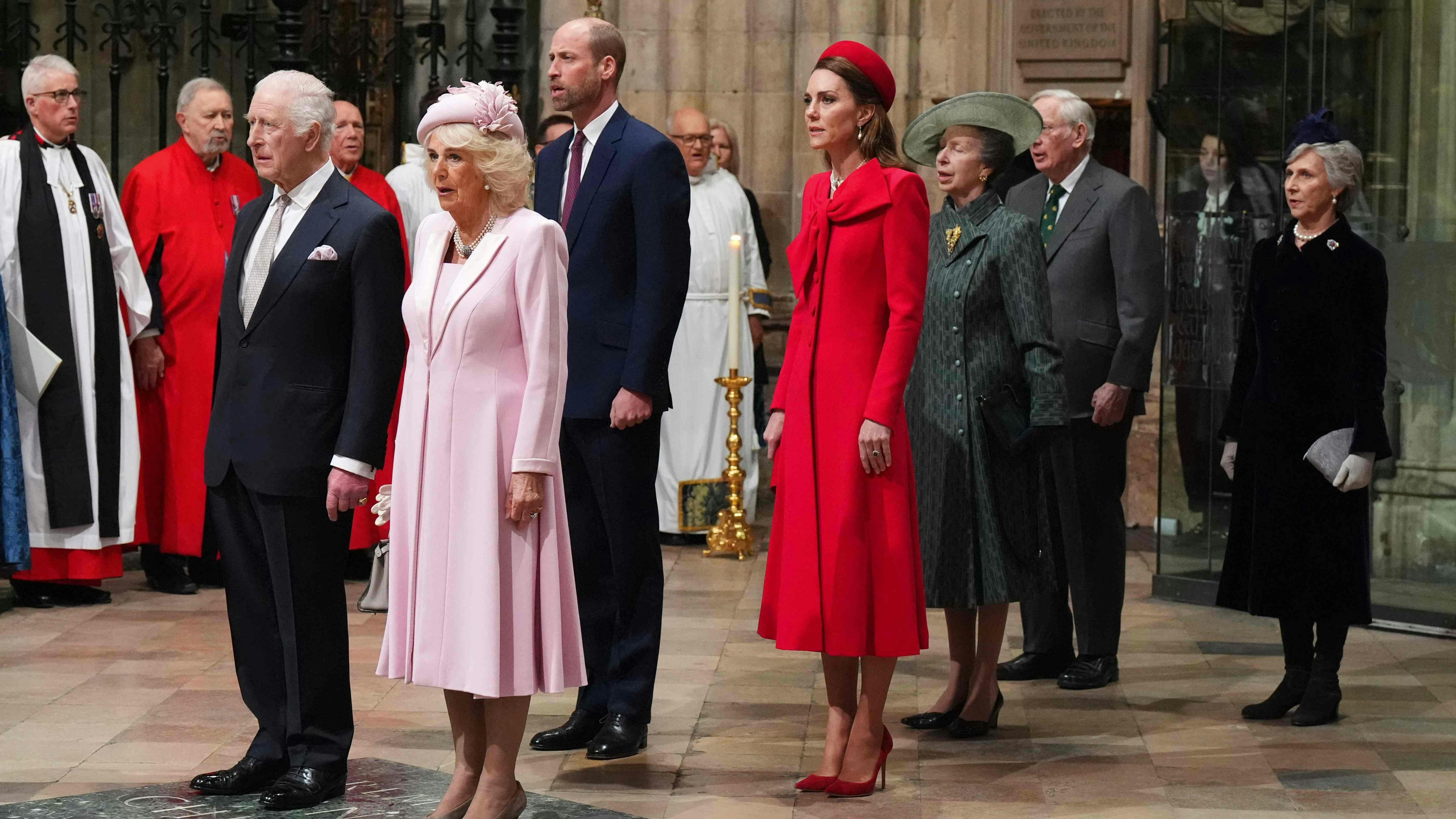 Kong Charles, dronning Camilla, prins William, prinsesse Catherine, prinsesse Anne, Richard, hertug af Gloucester, og Birgitte, hertuginde af Gloucester.&nbsp;