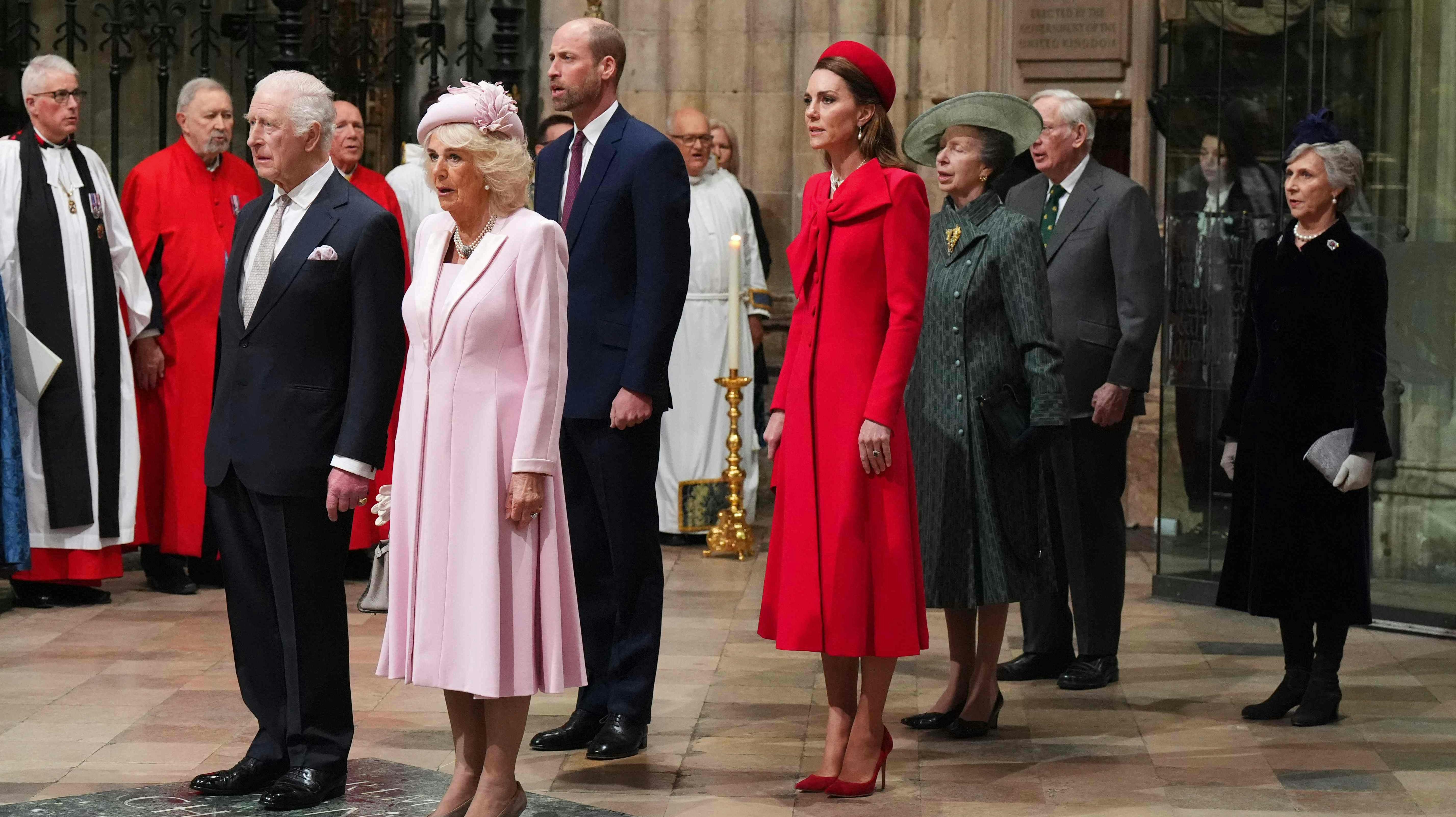 Kong Charles, dronning Camilla, prins William, prinsesse Catherine, prinsesse Anne, Richard, hertug af Gloucester, og Birgitte, hertuginde af Gloucester. 